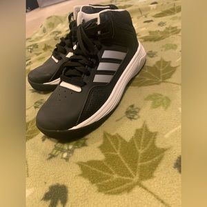 Adidas Boys Basketball shoes Size 2 1/2